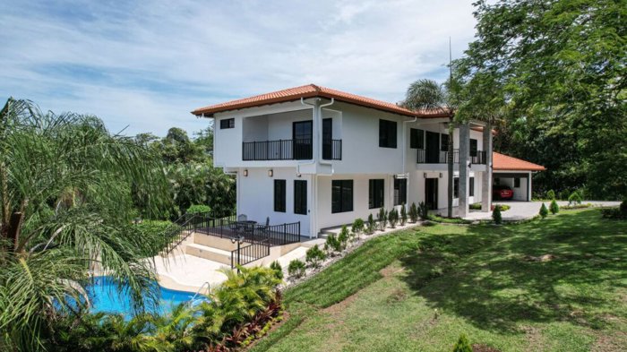 Gran casa de estilo moderno en una comunidad rural de lujo. en Atenas, Alajuela — $1,100,000