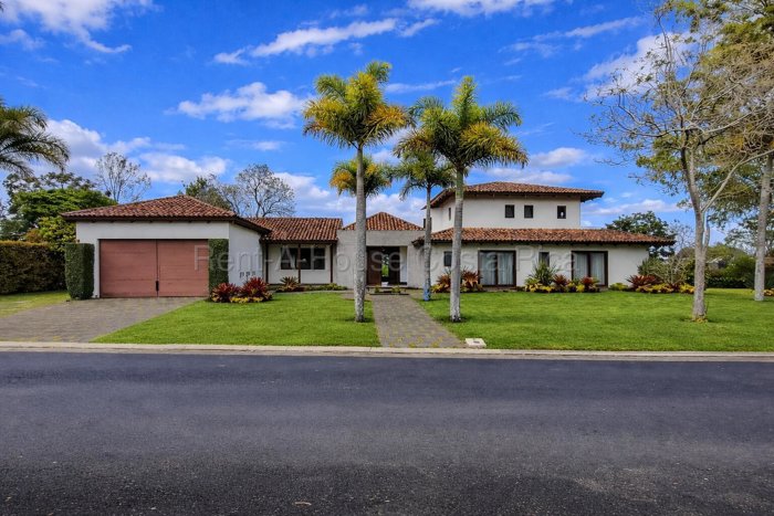Venta de casa de ultra lujo con vista al campo de golf #26-1500 GS in Granadilla, Curridabat, San José — $1,590,000