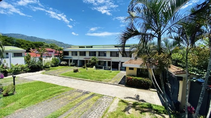 Casa en Venta o Alquiler con Oficina y Trejos Montealegre in Escazú, San José — $1,700