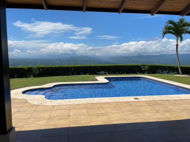 SE ALQUILA BELLA CASA EN ATENAS.  en Atenas, Alajuela — $2,500