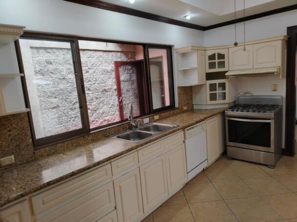 Se vende espacios casa con patio y piscina en San Rafael Escazú 25-664 in San Rafael, Escazú, San José — $310,000