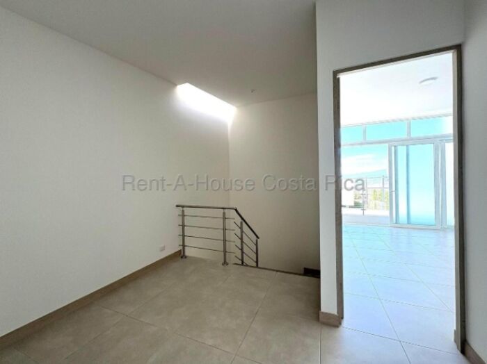 Alquiler de casa moderna tipo dúplex con amenidades premium #26-1891 GS in San Antonio, Escazú, San José — $2,200