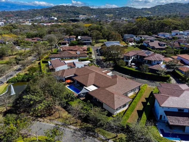 Exclusiva Residencia de Lujo de Una Planta en Santa Ana en Uruca, Santa Ana, San José — $2,975,000 - Foto 2 de 30
