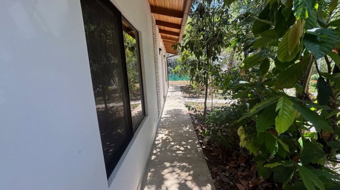 Casa bien terminada en pequeña comunidad privada de Atenas. en Atenas, Alajuela — $270,000 - Foto 3 de 13