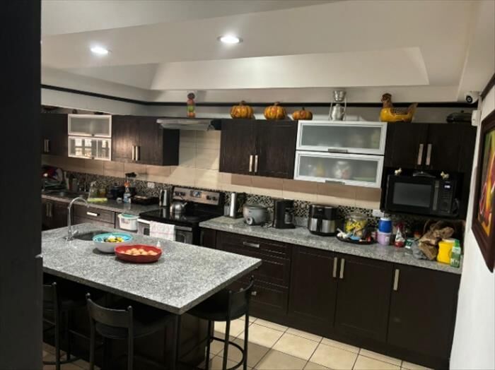 SE VENDE BELLA CASA Y APARTAMENTO EN SAN FRANCISCO DE 2 RÍOS.  en San Francisco de Dos Ríos, San José — $310,000