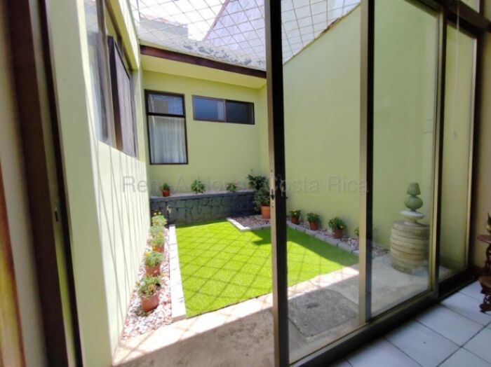 Venta de Casa en Uruca-San José. en Uruca, San José — ₡ 215 000 000