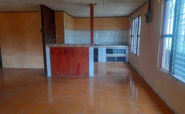 VENTA DE CASA PARA REMODELAR, LIMON, SIQUIRRES, BARRIO SAN MARTIN in Siquirres, Limón — ₡ 37 600 000