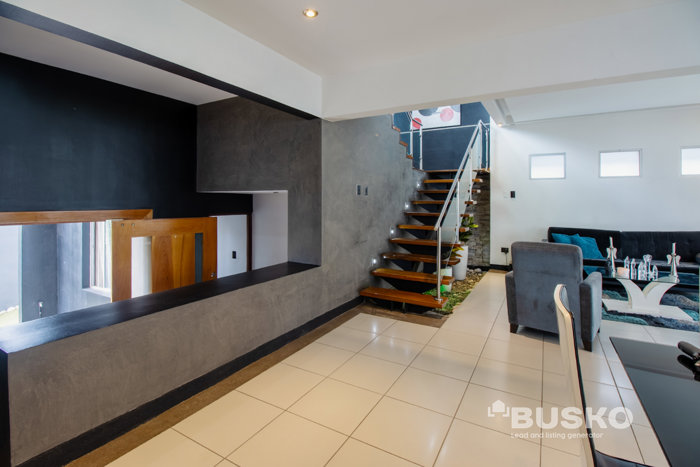 Casa en Venta en Guayabos, Curridabat- Estilo Contemporáneo in Curridabat, San José — $2,700