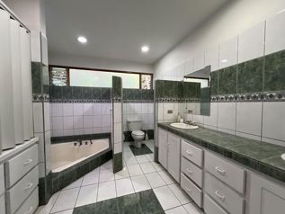 Venta de casa rodeada de jardines con excelente ventilación en zona céntrica #26-1295 GS en San Rafael, Escazú, San José — $850,000 - Foto 5 de 11