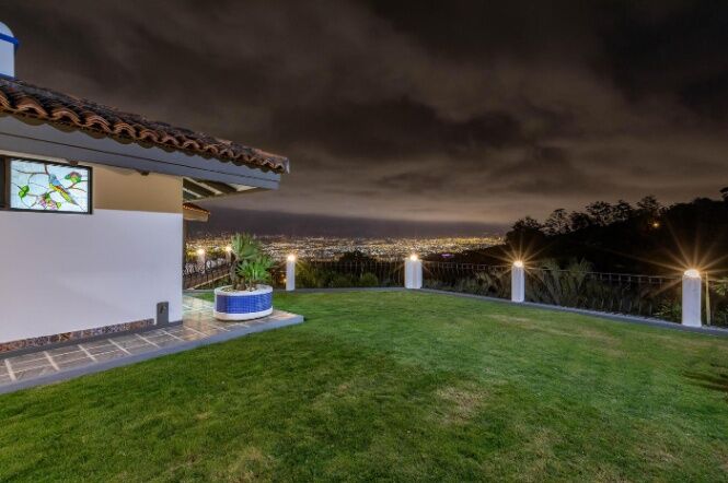 Venta mansión privada con 2 residencias y cancha de tenis #26-711 GS en San Antonio, Escazú, San José — $1,495,000