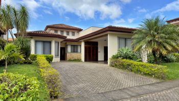 Venta casa elegante de 1 planta con gran jardín, Santo Domingo. (FE) in Santo Tomás, Santo Domingo, Heredia — $520,000 - Photo 2 of 21