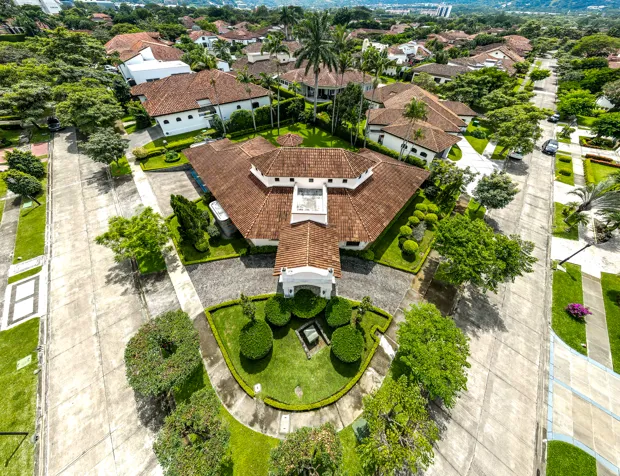 Casa de Lujo en Bosques de Lindora, a la Venta o en Alquiler en Pozos, Santa Ana, San José — $995,000