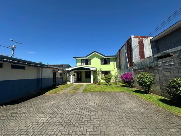 Propiedad con dos casas, dos talleres, dos oficinas con  zonas verdes en La Trinidad, Moravia, San José — $250,000,000 - Foto 2 de 56
