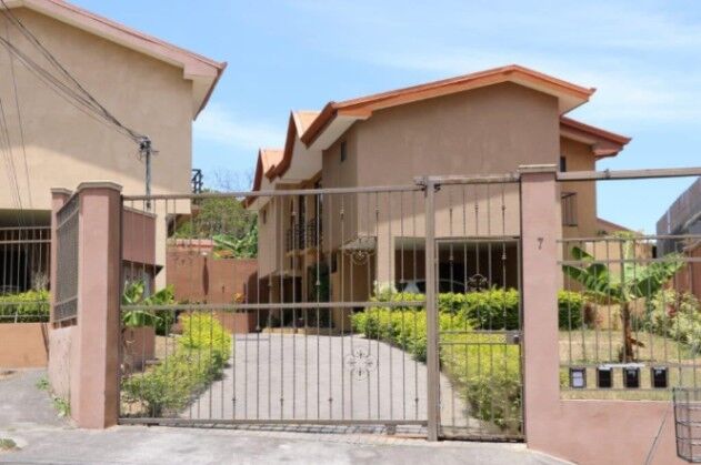 Venta de Excelente Casa en Escazú / Mls. 26-54 OFC JB en San Rafael, Escazú, San José — $210,000