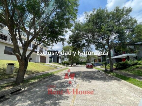 Se vende amplio lote de 1,631m2 en Hacienda Espinal 26-357 in San Rafael, Alajuela — $457,000