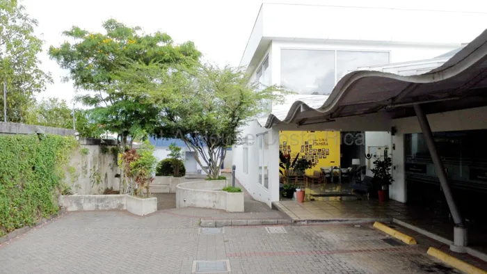 Venta de plaza comercial con locales arrendados en La Guácima #26-2206 GS en Alajuela — $1,400,000 - Foto 3 de 6