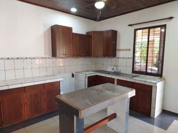 Hermosa y amplia casa en lugar fresco, barrio seguro en Espíritu Santo, Esparza, Puntarenas — ₡ 115 000 000