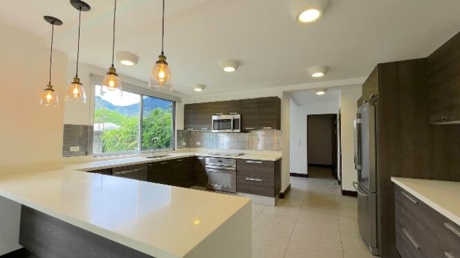 Casa en Alquiler Jaboncillos Escazú 3 niveles con linea blanca en San Rafael, Escazú, San José — $3,950