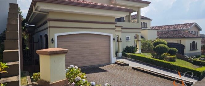 Residencia de Lujo con Vista Panorámica al Valle Central en Bosques de Altamonte  en Granadilla, Curridabat, San José — $670,000