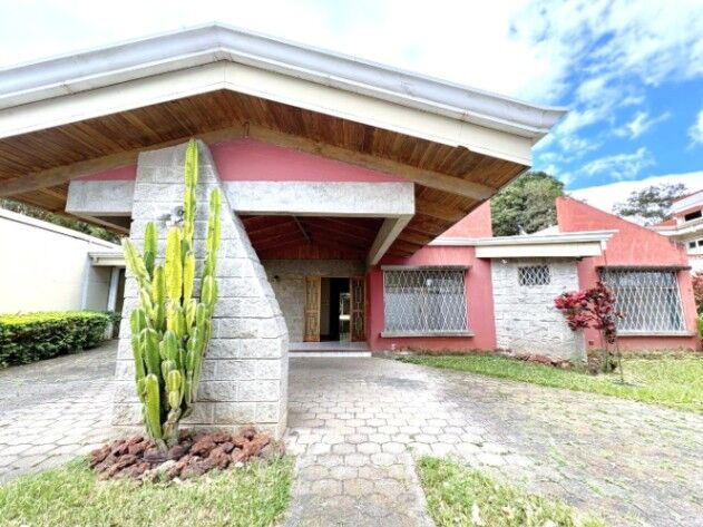 Casa en venta en Escazú de un Nivel con Uso Mixto y Gran Lote de 1.103 m² – Oportunidad Única in San Rafael, Escazú, San José — $443,000