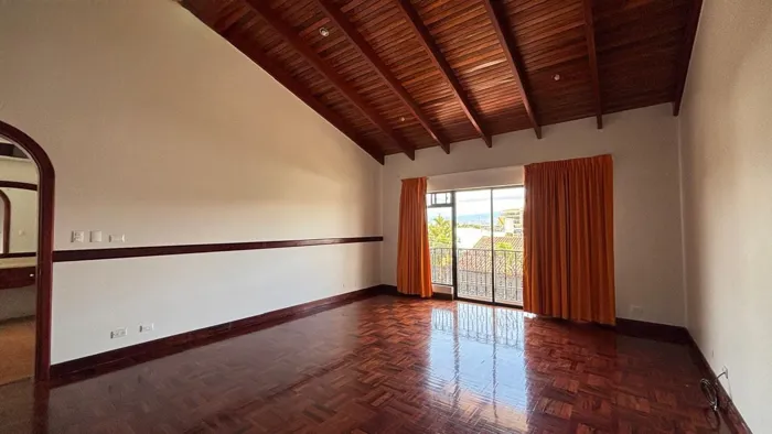 Casa independiente en Los Laureles en Escazú, San José — $1,350,000 - Foto 3 de 12
