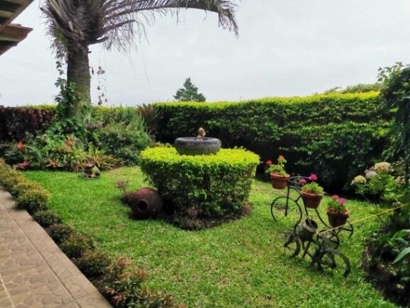 Se vende espaciosa casa con jardín en San Rafael de Escazú 23-516 en San Rafael, Escazú, San José — $390,000