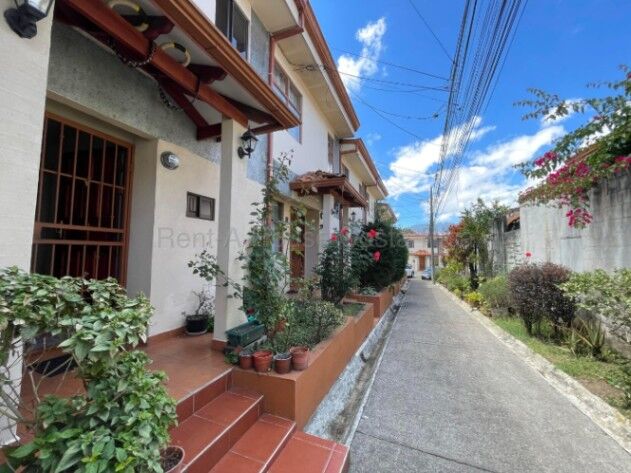 Se vende casa en Zapote San José 26-1913 en Zapote, San José — $166,000