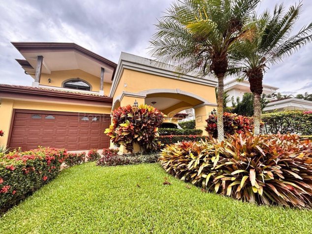 CASA EN VENTA EN POZOS DE SANTA ANA SAN JOSÈ en Pozos, Santa Ana, San José — $850,000