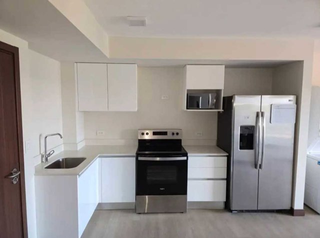 ALQUILO APARTAMENTO DE 1 HABITACION, TORRE AZENZA, LA URUCA en Uruca, San José — $1,100