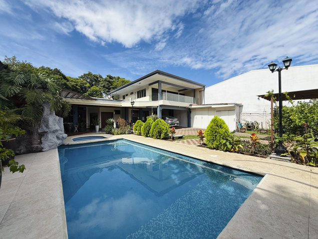 Venta de Hermosa Casa y oficinas en Ciudad Colón in Colón, Mora, San José — $945,000