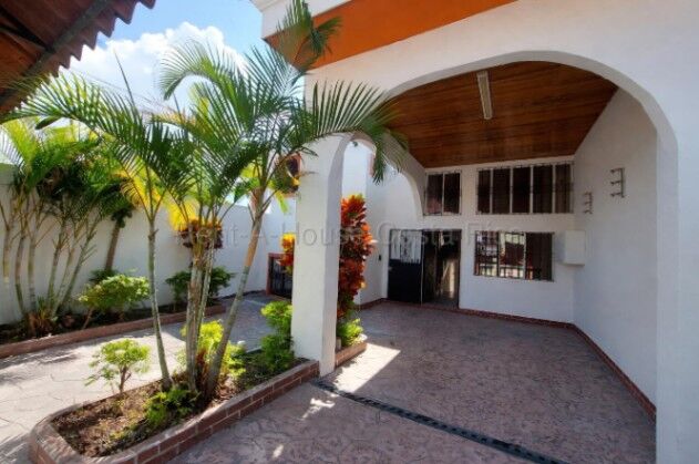 Alquiler casa 4 hab con patio, jacuzzi y oficina, amplia #26-1788 GS en Pavas, San José — ₡ 2 250