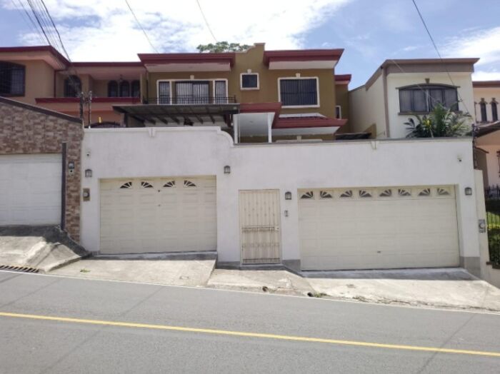 Venta de Espectacular Casa en Curridabat / Mls. 26-892 OFC JB en Sánchez, Curridabat, San José — $385,000