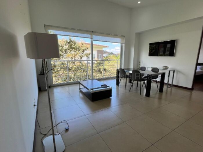 Elegante apartamento amueblado para ejecutivos con acceso a comercio y parqueo doble #26-1705 GS in San Rafael, Escazú, San José — $1,900