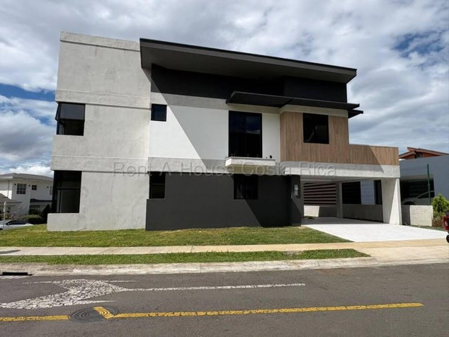MODERNA CASA EN VENTA EN ULLOA HEREDIA en Ulloa, Heredia — ₡ 348 000 000