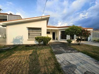 Venta de casa en Guachipelin uso de suelo mixto terreno de 916 m2 in San Rafael, Escazú, San José — $850,000 - Photo 2 of 28