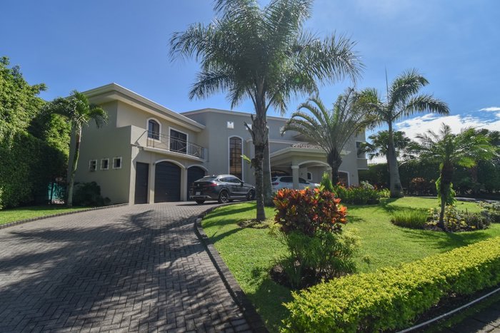 Lujosa Casa de 4 Habitaciones en Valle del Sol en Santa Ana, San José — $1,850,000 - Foto 2 de 33