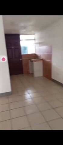 Se alquila casa grande con tres cuartos y un apartamento al lado atrás de la propiedad tipo estudio  in Alajuela — ₡ 480 000