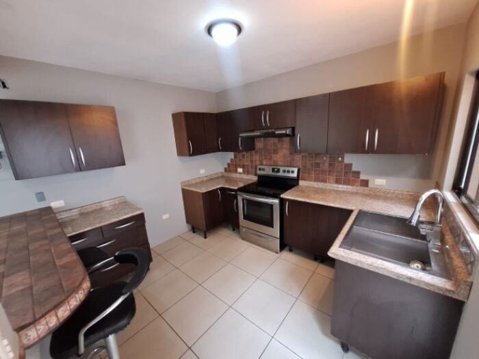 ALQUILER AMPLIA CASA ESCAZU BELLO HORIZONTE RESIDENCIAL PRIVADO en Pozos, Santa Ana, San José — $1,600