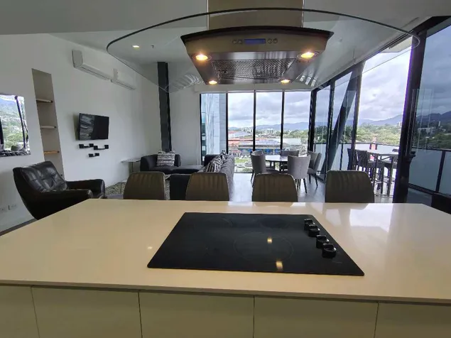 ALQUILO PENTHOUSE AMOBLADO, ESCAZU VILLAGE en Escazú, San José — $3,000 - Foto 3 de 44