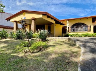 VENTA DE CASA/ REMODELAR con PISCINA en Bosques de Doña Rosa in La Asunción, Belén, Heredia — $417,000 - Photo 5 of 46