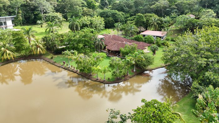 Propiedad de Lujo con Lago Privado, Piscina y Ubicación Privilegiada en Parrita, Puntarenas — $1,485,000 - Foto 3 de 61
