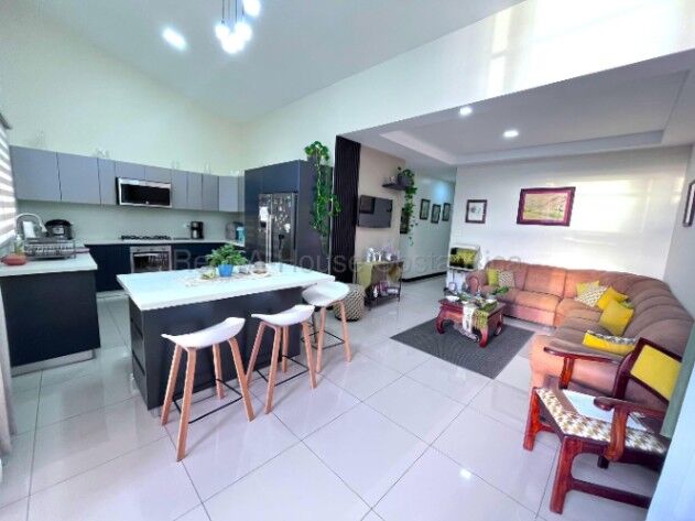 OPORTUNIDAD  Venta de Casa Moderna en el Tejar de Cartago in El Tejar, El Guarco, Cartago — ₡ 95 000 000