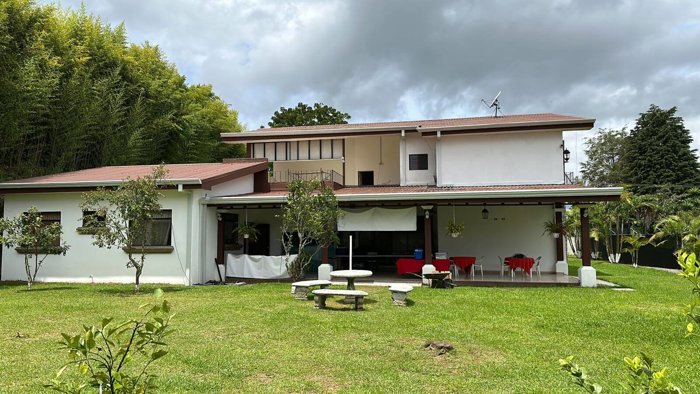 Amplia casa en San Ramón de Tres Ríos 5 dormitorios, jardínes en Tres Ríos, La Unión, Cartago — ₡ 450 000 000