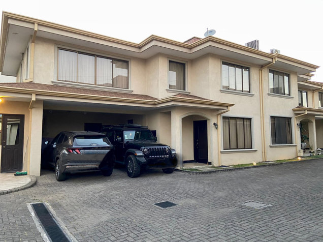 Casa en Guachipelín de Escazú en Condominio con Doble Seguridad in Escazú, San José — $280,000