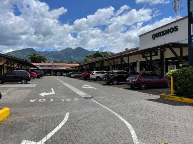 Se vende local comercial en San Rafael Escazú 26-185 en San Rafael, Escazú, San José — $230,000
