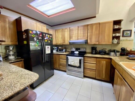 Viva en la casa de sus sueños en una ubicación privilegiada de Escazú. en San Rafael, Escazú, San José — $485,000 - Foto 2 de 29