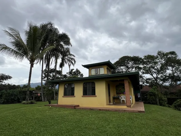 Casa de Ensueño en Poás con Vista al Volcán y Valle Central en Grecia, Alajuela — $300,000