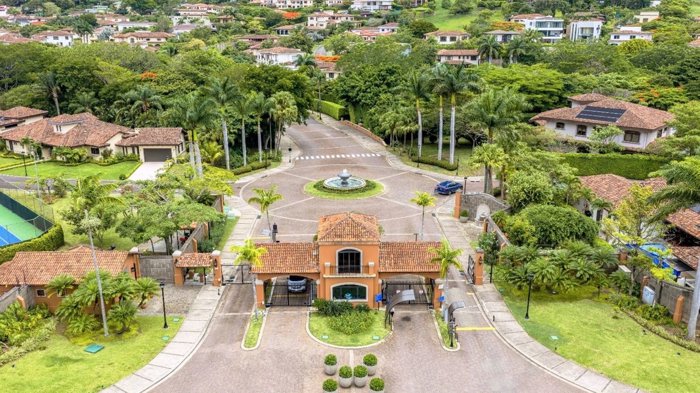 VENTA DE CASA, ESCAZÚ, CONDOMINIO CERRO ALTO, CON VISTA ESPECTACULAR in Escazú, San José — $835,000