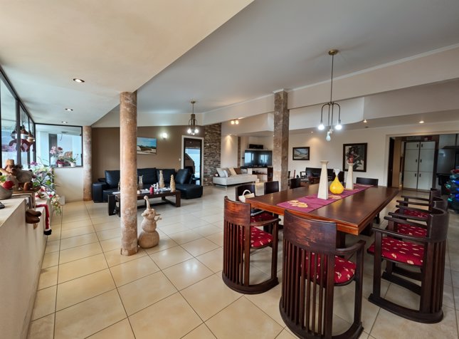 VENTA DE CASA AMPLIA CON 5 APARTAMENTOS – SAN RAMÓN, LA UNIÓN in San Ramón, La Unión, Cartago — $480,000