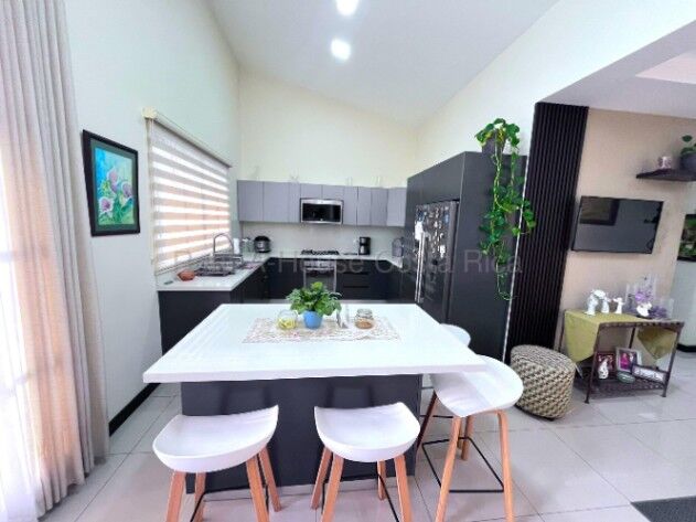 OPORTUNIDAD  Venta de Casa Moderna en el Tejar de Cartago in El Tejar, El Guarco, Cartago — ₡ 95 000 000